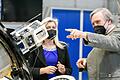 Ein Kleinsatellit ist in eine Testvorrichtung gespannt. In der Werkhalle des Zentrums für Telematik erklärt Vorstand Klaus Schilling der bayerischen Europaministerin Melanie Huml die neuesten Entwicklungen.
