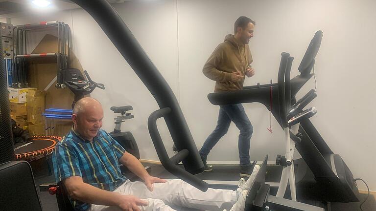 Die TSV-Vorsitzenden Günter Scheuring (links) und Johannes Wolf testen die neuen Geräte im Fitnessraum. Der steht nun allen Mitgliedern offen, auch den passiven.       -  Die TSV-Vorsitzenden Günter Scheuring (links) und Johannes Wolf testen die neuen Geräte im Fitnessraum. Der steht nun allen Mitgliedern offen, auch den passiven.