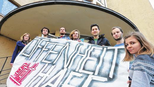 (huGO-ID: 27852063) Bewohner des Studentenwohnheims St. Christophorus mit einem selbst bemaltem Transparent, Alexandra Fuchs, Maximilian Häberlein , Florian Dunker, Anna-Maria Natterer,Pirmin Hochholzer, Markus Zehner, Johanna Falkenberg FOTO:?Theresa Müller Flüchtlinge willkommen: Die Bewohner des Studentenwohnheims St. Christophorus wollen sich „nicht vor den Karren rechter Demagogen spannen lassen“. Von links: Alexandra Fuchs, Maximilian Häberlein , Florian Dunker, Anna-Maria Natterer, Pirmin Hochholzer, Markus Zehner und Johanna Falkenberg. Sie plädieren für „Offenheit statt Hass“. (huGO-ID: 27852063) Bewohner des Studentenwohnheims St. Christophorus mit einem selbst bemaltem Transparent, Alexandra Fuchs, Maximilian Häberlein , Florian Dunker, Anna-Maria Natterer,Pirmin Hochholzer, Markus Zehner, Johanna Falkenberg FOTO:?Theresa Müller Flüchtlinge willkommen: Die Bewohner des Studentenwohnheims St. Christophorus wollen sich „nicht vor den Karren rechter Demagogen spannen lassen“. Von links: Alexandra Fuchs, Maximilian Häberlein , Florian Dunker, Anna-Maria Natterer, Pirmin Hochholzer, Markus Zehner und Johanna Falkenberg. Sie plädieren für „Offenheit statt Hass“.