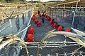 US-Richter: Guantanamo-Häftlinge dürfen Gefangenschaft anfechten       -  Umstrittene Haftanstalt: In orangefarbene Overalls gekleidet sitzen Häftlinge im US-Straflager Guantánamo auf Kuba.