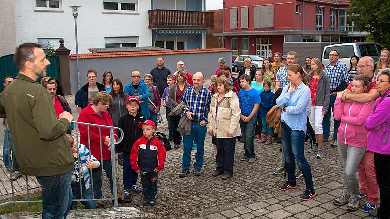 Großes Interesse: Rund 80 Bürger, darunter viele Kinder, versammelten sich am Freitagabend vor dem Hellmitzheimer Bürgerhaus, um sich von Christian Söder (links) alles über Fledermäuse erzählen zu lassen.