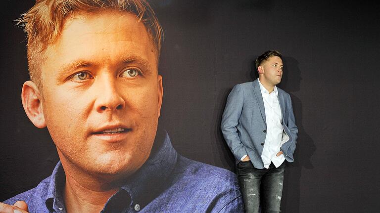 Martin Liema liefert in 'Schwalbenkönig' einen knapp einstündigen Monolog mit vielen Details über das Leben als Nachwuchstalent im Leistungssport.