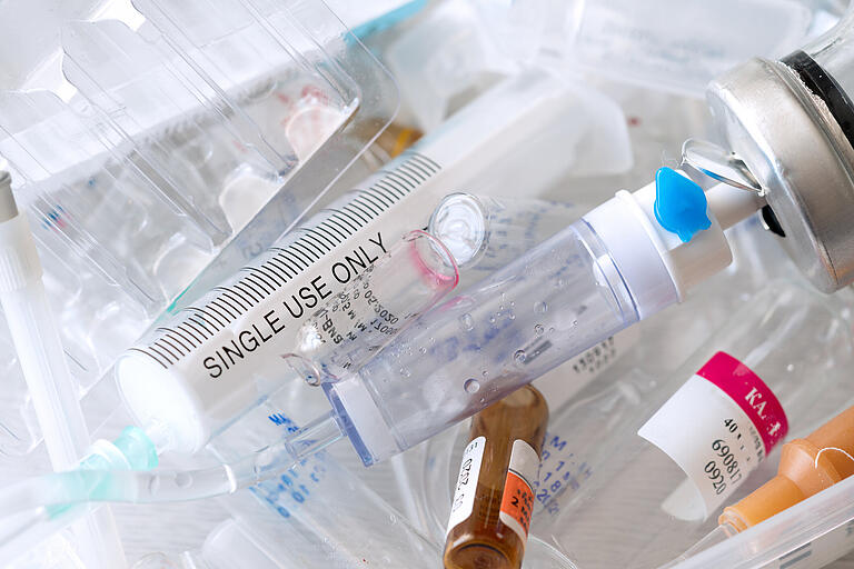 Medizinische Spritzen und Ampullen aus Plastik und Glas könnten in der Zukunft durch abbaubare Produkte ersetzt werden. Medizinische Spritzen und Ampullen aus Plastik und Glas könnten in der Zukunft durch abbaubare Produkte ersetzt werden.