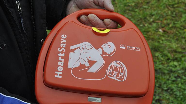 Rund 1700 Euro hat der Defibrillator gekostet und es fallen rund 30 Euro Wartungskosten im Monat an. Er wird im Schützenhaus deponiert und kann von Vereinen für Veranstaltungen ausgeliehen werden.Peter Klopf - Rund 1700 Euro hat der Defibrillator gekostet und es fallen rund 30 Euro Wartungskosten im Monat an. Er wird im Schützenhaus deponiert und kann von Vereinen für Veranstaltungen ausgeliehen werden.Peter Klopf Rund 1700 Euro hat der Defibrillator gekostet und es fallen rund 30 Euro Wartungskosten im Monat an. Er wird im Schützenhaus deponiert und kann von Vereinen für Veranstaltungen ausgeliehen werden.Peter Klopf - Rund 1700 Euro hat der Defibrillator gekostet und es fallen rund 30 Euro Wartungskosten im Monat an. Er wird im Schützenhaus deponiert und kann von Vereinen für Veranstaltungen ausgeliehen werden.Peter Klopf