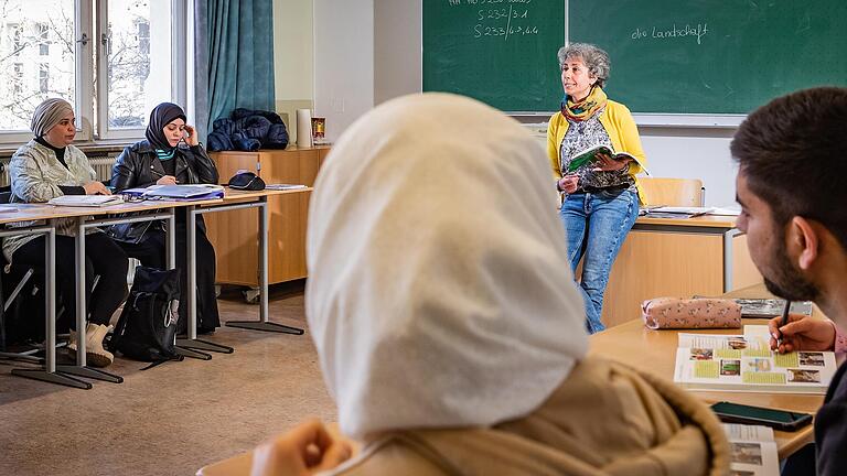 Was gehört zum guten Ton in Deutschland? Darüber spricht in diesem Integrationskurs an der Würzburger Volkshochschule Lehrerin Angela Radatti-Böhmer mit ihren Schülerinnen und Schülern. Rund zehn Monate dauert solch ein vom Bundesamt für Migration und Flüchtlinge zertifizierter Kurs. Was gehört zum guten Ton in Deutschland? Darüber spricht in diesem Integrationskurs an der Würzburger Volkshochschule Lehrerin Angela Radatti-Böhmer mit ihren Schülerinnen und Schülern. Rund zehn Monate dauert solch ein vom Bundesamt für Migration und Flüchtlinge zertifizierter Kurs. 