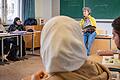 Was gehört zum guten Ton in Deutschland? Darüber spricht in diesem&nbsp; Integrationskurs an der Würzburger Volkshochschule Lehrerin Angela Radatti-Böhmer mit ihren Schülerinnen und Schülern. Rund zehn Monate dauert solch ein vom Bundesamt für Migration und Flüchtlinge zertifizierter Kurs.&nbsp;