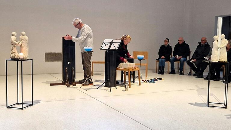 Im Bild: Michael Scholl und Angelika Eirich an ihren Klangsteinen.