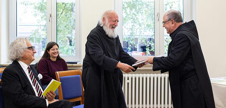 Druckfrisch: Br. Ansgar Stüfe übergibt Anselm Grün seine neue Biografie, die anlässlich seines 80. Geburtstages erscheint.