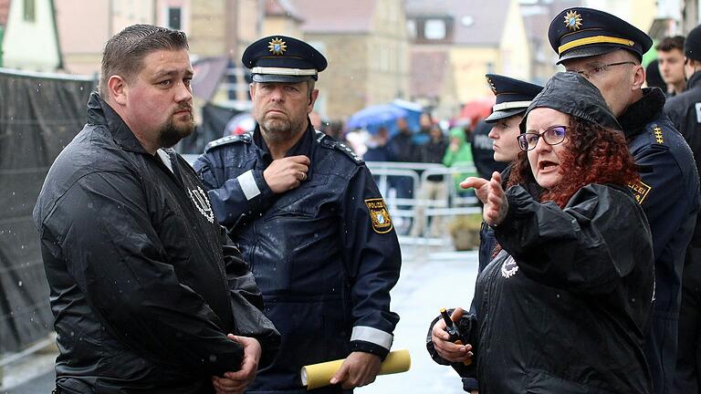 Führungswechsel an der Spitze: Der Schweinfurter Thorsten Kokula (links) beerbt die oberpfälzische Rechtsextremistin Jasmine Eisenhardt (rechts) als neuer bayerischer Landesvorsitzender der rechtsextremen Kleinstpartei 'Der Dritte Weg'. Das Archivbild ist von einer Kundgebung gegen die Partei, die ihre bayerische Zentrale in Oberndorf hat. Führungswechsel an der Spitze: Der Schweinfurter Thorsten Kokula (links) beerbt die oberpfälzische Rechtsextremistin Jasmine Eisenhardt (rechts) als neuer bayerischer Landesvorsitzender der rechtsextremen Kleinstpartei 'Der Dritte Weg'. Das Archivbild ist von einer Kundgebung gegen die Partei, die ihre bayerische Zentrale in Oberndorf hat.