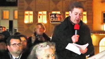 OB Christian Schuchardt (rechts) fand klare Worte beim Montagsspaziergang. Vorne Mitbegründerin Claudia Gabel.
