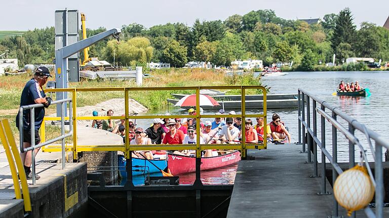 An der Schleuse bei Astheim gelangen Freizeitsportler mit ihren Kanus vom Main in den Altmain.