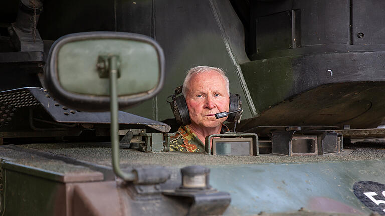 Besuch im Museum für Zivil- und Wehrtechnik in Uffenheim am Mittwoch, 25. Mai 2022. Im Bild ist der Museumschef Ernst Scheuerlein in einem Gepard Panzer.