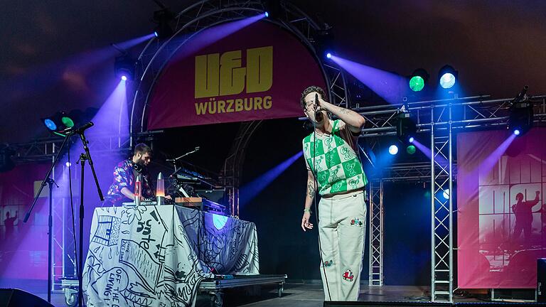 Auf der Draussen Bühne heizt "NAND" das Publikum ein. Das 35. Umsonst und Draussen Festival ist am Donnerstag 08.06.23 eröffnet. Auf der Draussen Bühne heizt "NAND" das Publikum ein. Das 35. Umsonst und Draussen Festival ist am Donnerstag 08.06.23 eröffnet.