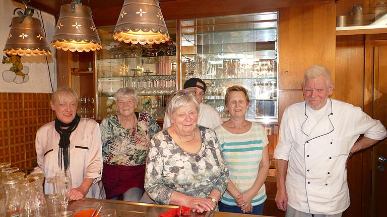 Das Team vom Goldenen Engel mit von rechts Manfred und Monika Weichsel sowie Inge Weichsel, die den 'Goldenen Engel' seit 1994 führten.