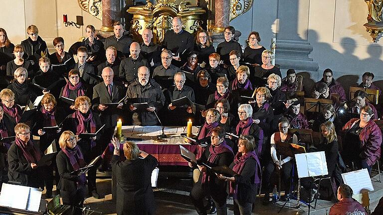 Mit stehenden Ovationen bedachten die Besucher des Adventskonzerts in der Pfarrkirche St. Andreas in Wonfurt die Darbietungen der Sänger und Musiker unter der Gesamtleitung von Waltraud Hellwig. Mit stehenden Ovationen bedachten die Besucher des Adventskonzerts in der Pfarrkirche St. Andreas in Wonfurt die Darbietungen der Sänger und Musiker unter der Gesamtleitung von Waltraud Hellwig.
