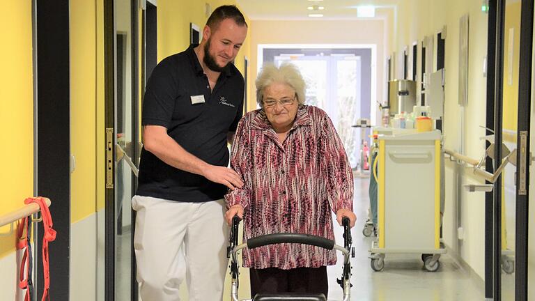 Physiotherapeut André Bader übt mit Patientin Gertrud Stark, sicher am Rollator zu gehen. Ab April könnten ihm Medizinstudenten bei der Arbeit über die Schulter schauen. Physiotherapeut André Bader übt mit Patientin Gertrud Stark, sicher am Rollator zu gehen. Ab April könnten ihm Medizinstudenten bei der Arbeit über die Schulter schauen.