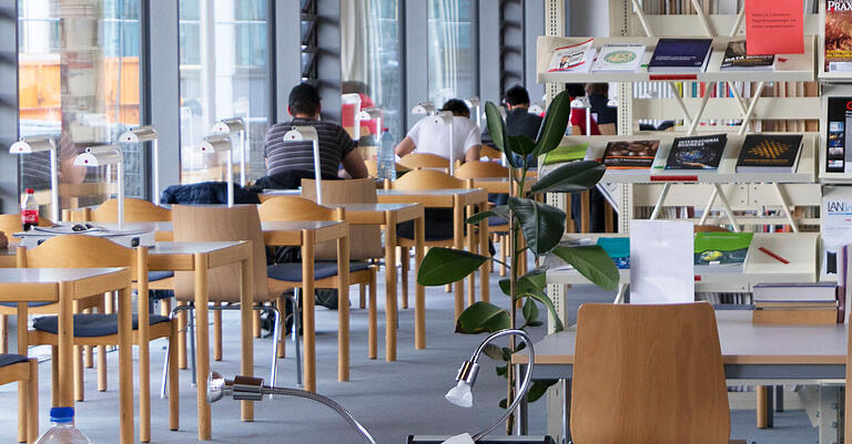 Blick in die Bibliothek. Blick in die Bibliothek.