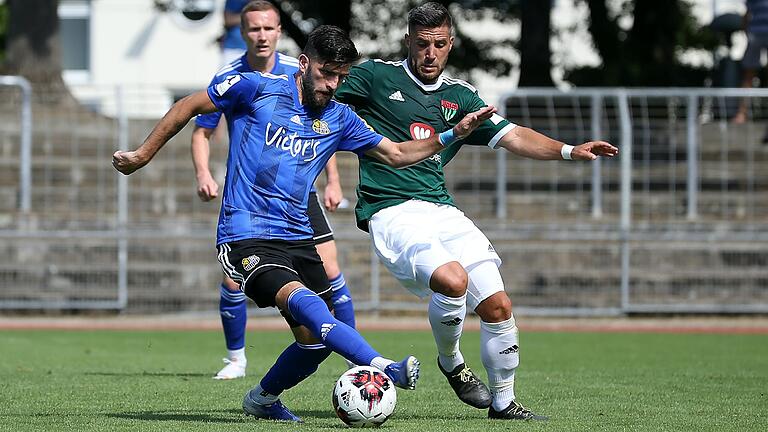 Ein erfahrener Mann für das Mittelfeld: Fanol Perdedaj (links, im Duell mit dem Schweinfurter Sascha Korb) wechselt vom 1. FC Saarbrücken zu den Würzburger Kickers.