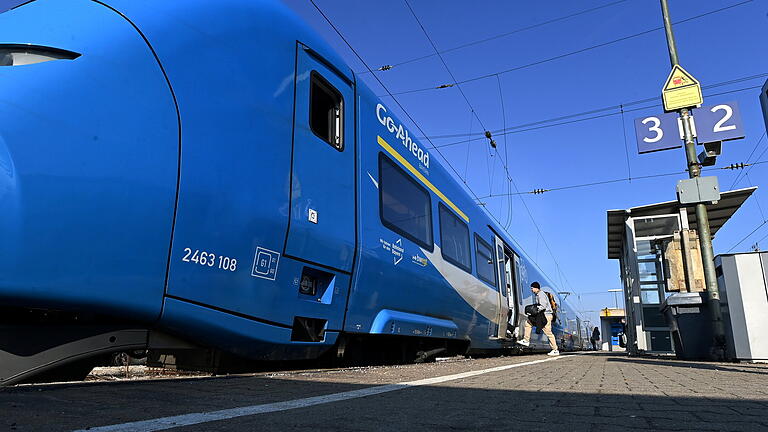 Symbolfoto Bahn Pendler / Pendlerinnen.jpeg       -  Ein Zug von Go-Ahead (hier ein Symbolbild) stand am Montag eineinhalb Stunden auf freier Strecke bei Mering, weil es Unklarheiten zur Weiterfahrt zwischen Stellwerk und Lokführer gab.