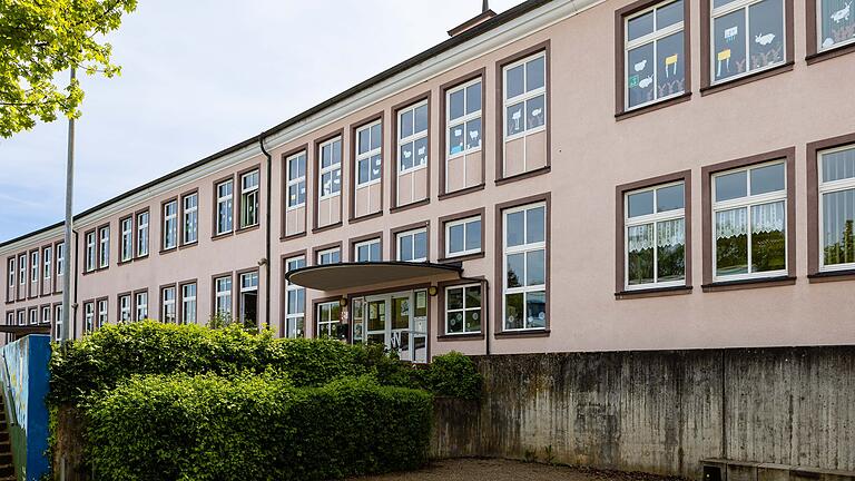 Ein Thema in den Haushaltsreden war der geplante Schulneubau der Grund- und Mittelschule am Lülsfelder Weg. Die Fraktionen Geo-Net und Freie Wähler übten Kritik unter anderem daran, dass eine mögliche Sanierung bislang nicht ausreichend geprüft wurde beziehungsweise durch die Förderrichtlinien erschwert würde.