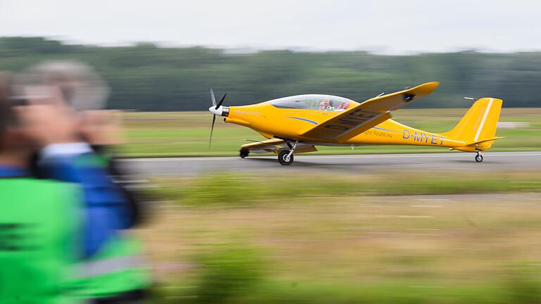 Ein Ultraleichtflugzeug ist am Mittwoch im Fluss gelandet. (Symbolbild)