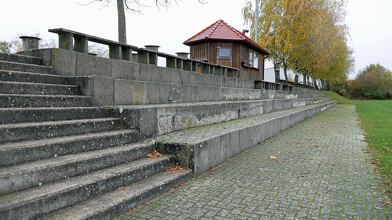 Die Zuschauertribüne und das Häuschen mit dem Ausschank und Grill sind vom Hauptplatz (unten rechts) sowie vom Sportheim nur über Treppen zu erreichen. Ein gewohnter barrierefreier Fußweg entlang der ehemaligen Schule fällt nun weg.