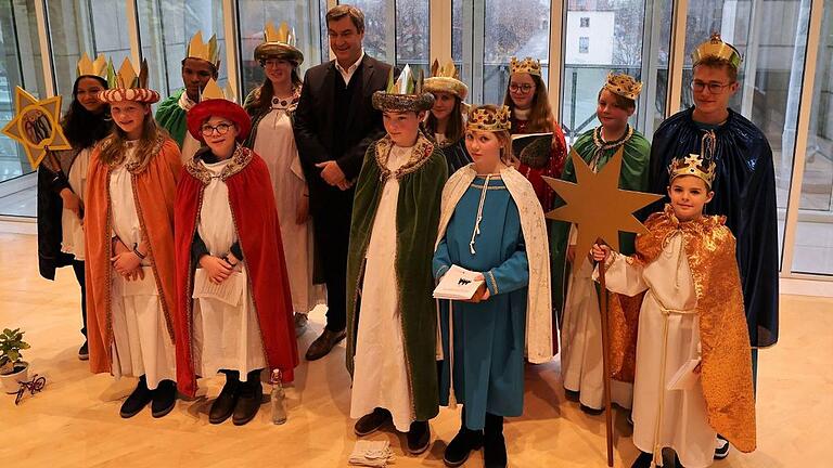 Ministerpräsident Markus Söder (Mitte) mit den Sternsingern aus dem Bistum Würzburg. Von links: Daniela Cristina da Silva Machado, Emilia Kornell, Gabriel Santos Goncalves, Emil Koch, Kerstin Dittmann, Simon Ewald, Theresa Schäfer, Annika Krug, Emily Pittner, Nils Krug, Hannes Pittner und Luis Lauterwald. Ministerpräsident Markus Söder (Mitte) mit den Sternsingern aus dem Bistum Würzburg. Von links: Daniela Cristina da Silva Machado, Emilia Kornell, Gabriel Santos Goncalves, Emil Koch, Kerstin Dittmann, Simon Ewald, Theresa Schäfer, Annika Krug, Emily Pittner, Nils Krug, Hannes Pittner und Luis Lauterwald.