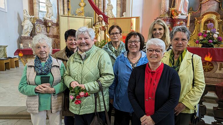 Die Trägerinnen des Namens Rita stellten sich an der mit Rosen geschmückten Ritastatue zum Erinnerungsfoto auf.