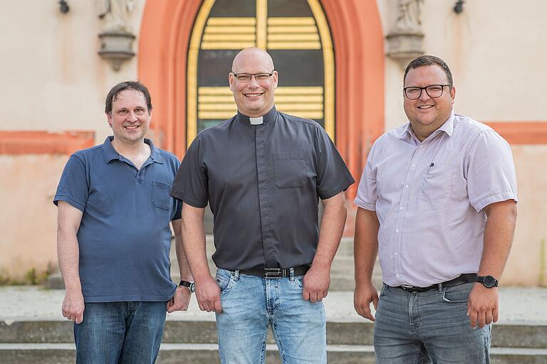 Kirchenpfleger Alexander Kaspar, Pfarrer Manuel Vetter und Bürgermeister Alexander Bergmann (von links) gaben der Redaktion bei einem Vor-Ort-Termin einen Überblick über die Baumaßnahme.