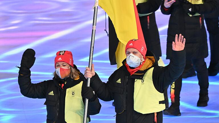 Peking 2022 - Eröffnungsfeier - Claudia Pechstein ist mit Francesco Friedrich Fahnenträgerin in Peking. Peking 2022 - Eröffnungsfeier - Claudia Pechstein ist mit Francesco Friedrich Fahnenträgerin in Peking.