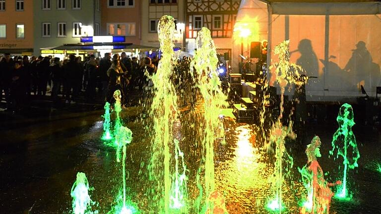 Am Marktplatz spielt die Musik: Die Gruppe 'Rhöner Freiheit' lädt die Besucher der Erlebnisnacht zum Mitsingen und Tanzen ein. Am Marktplatz spielt die Musik: Die Gruppe 'Rhöner Freiheit' lädt die Besucher der Erlebnisnacht zum Mitsingen und Tanzen ein.