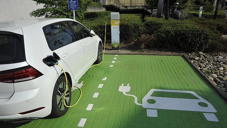 Treibstoff aus der Steckdose: Volkswagen sieht in der Elektromobilität die Zukunft. Treibstoff aus der Steckdose: Volkswagen sieht in der Elektromobilität die Zukunft.