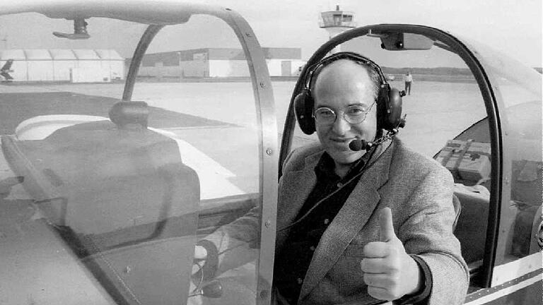 Eine Aufnahme vom September 1996: Gregor Gysi sitzt in einem zweimotorigen Flugzeug vom Typ Robin 200 und freut sich über seine gelungene Landung auf dem Magdeburger Flugplatz. Er hatte erst im selben Jahr den Flugschein gemacht. Eine Aufnahme vom September 1996: Gregor Gysi sitzt in einem zweimotorigen Flugzeug vom Typ Robin 200 und freut sich über seine gelungene Landung auf dem Magdeburger Flugplatz. Er hatte erst im selben Jahr den Flugschein gemacht. 