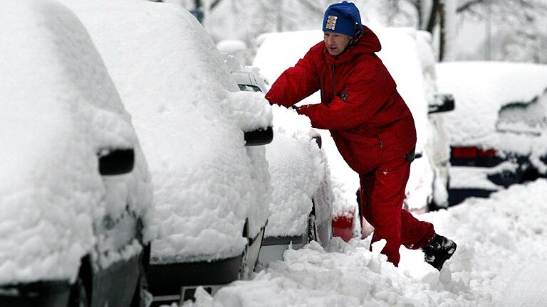 Fröhliches Auto-Suchen unter dem Schnee: Wo stehe ich gleich noch mal?