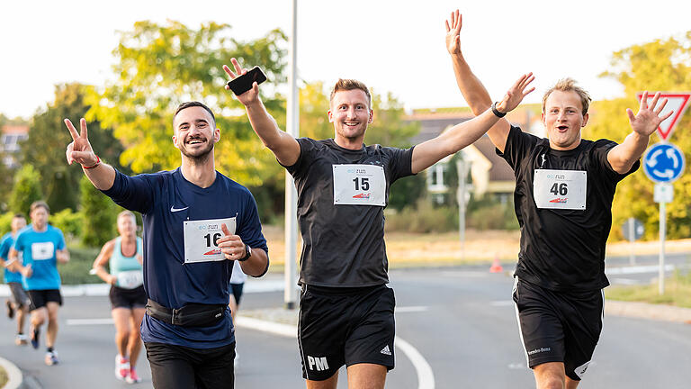 Rund 260 Teilnehmer beim ersten Volkacher Firmenlauf am Donnerstag 16.09.21. Von der Mainschleifenhalle ging der Lauf in zwei Runden ca. 7,5 km durch die Stadt Volkach bis zum Zieleinlauf auf den Weinfestplatz.