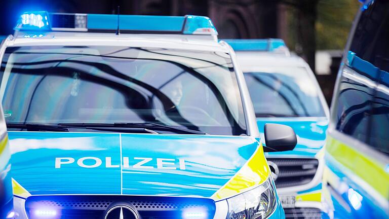 Streifenwagen der Polizei       -  Polizeibeamte durchsuchen die Wohnung eines 64-Jährigen. (Symbolbild)