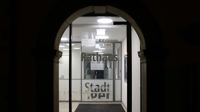 Kommen und Gehen im Kitzinger Rathaus: Die Stellen- und Personalpolitik in der Verwaltung zog sich durch manche Haushaltsrede.&nbsp;