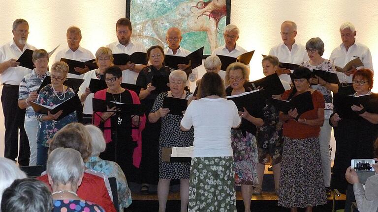 Schöne Stimmen am Samstagabend: 70 Zuhörer genossen das Sommerkonzert des Vhs-Kammerchors unter Leitung von Ruth Radecker. Foto: Gisela Büdel Schöne Stimmen am Samstagabend: 70 Zuhörer genossen das Sommerkonzert des Vhs-Kammerchors unter Leitung von Ruth Radecker. Foto: Gisela Büdel