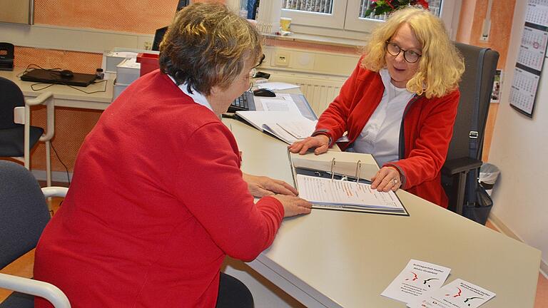 Petra Fuchs, Leiterin Sozialarbeit im BRK-Kreisverband Rhön-Grabfeld in Bad Neustadt, im Gespräch mit Schlaganfallhelferin Rosi Greb. Petra Fuchs, Leiterin Sozialarbeit im BRK-Kreisverband Rhön-Grabfeld in Bad Neustadt, im Gespräch mit Schlaganfallhelferin Rosi Greb.