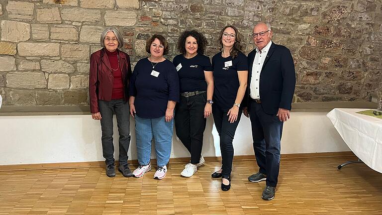 Die Vhs fest im Herzen verankert: Ingrid Fächer, Simone Lörzer, Anett Schneider, Claudia Pasler und Haßfurts Altbürgermeister Rudi Eck. Die Vhs fest im Herzen verankert: Ingrid Fächer, Simone Lörzer, Anett Schneider, Claudia Pasler und Haßfurts Altbürgermeister Rudi Eck.
