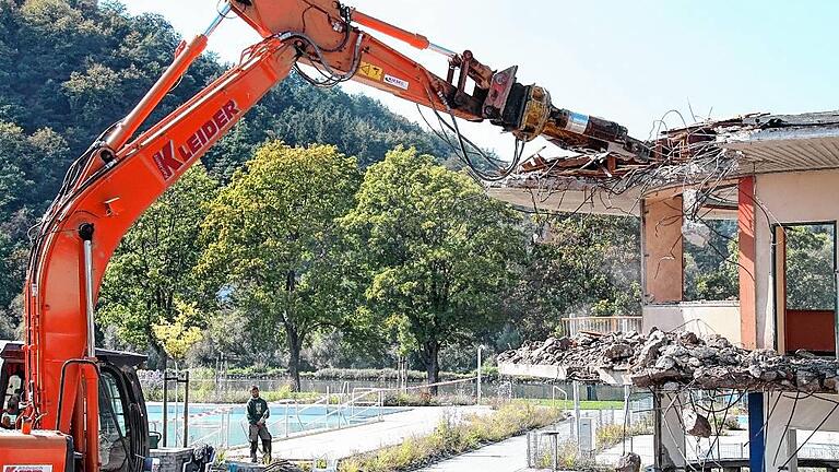 Die Karlstadter lehnen in einem Bürgerentscheid die Sanierung des Freibads ab. Mit Enttäuschung reagieren die Initiatoren der Abstimmung auf das Ergebnis. Sie hatten insbesondere die Kostenexplosion des Neubaus auf etwa zwei Millionen Euro kritisiert. Nach der Badesaison werden die Funktionsgebäude abgerissen (im Bild).