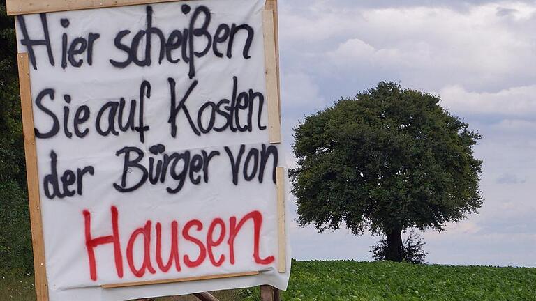 Im Sommer 2016 haben die Hausener Bürgerinnen und Bürger gegen die Machenschaften der Tank & Rast GmbH demonstriert. Im Sommer 2016 haben die Hausener Bürgerinnen und Bürger gegen die Machenschaften der Tank & Rast GmbH demonstriert.