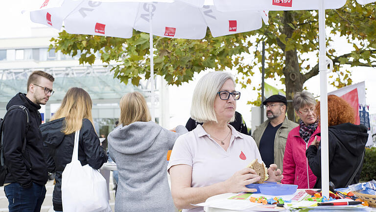 Personalmangel: Pflegekräfte arbeiten oft ohne Pause       -  Pause: Mit einem bundesweiten Aktionstag, unter anderem an der Würzburger Uniklinik, machte die Gewerkschaft ver.di am Dienstag auf die Personalnot in Krankenhäusern aufmerksam.