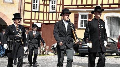 Beim Probeauszug wurde Johannes Barfuß (Bildmitte) als Tambour neu ins Kommando aufgenommen Beim Einmarsch in die Altstadt begleitete ihn Hauptmann Manfred Barfuß (rechts).