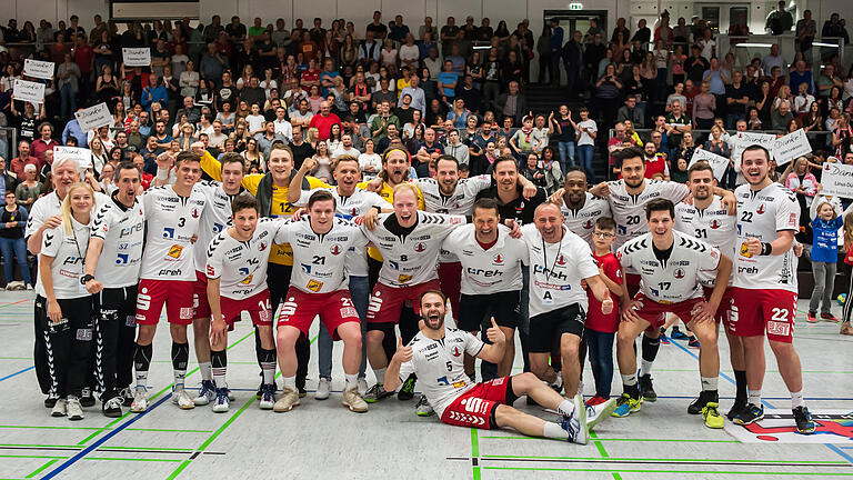 Anand Anders       -  Der HSC Bad Neustadt ist Meister der Handball-Bayernliga. Von links: Mannschaftsverantwortlicher Walter Gütlein, Ergotherapeutin Luisa Braun, Fitnesstrainer Carsten Pusch, Linus Dürr, Benedikt Kleinhenz, Martin Bieger, Nick Weber, Maximilian Kalliske, Maximilian Schmitt, Felix Schmidl, Julian Bötsch, Ioannis Fraggis (liegend), Vilim Leskovec, Trainer Chrischa Hannawald, Franziskus Gerr, Co-Trainer Igor Mjanoswki, Gary Hines, Maximilian Drude, Konstantin Singwald, Krisztian Galli und Leon Rastner.