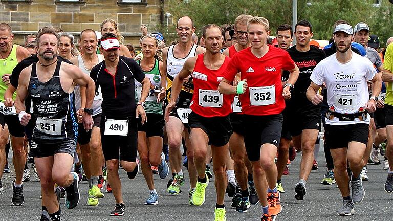 Die späteren Sieger vereint: Beim Start von Hauptlauf und Halbmarathon sind hier schon die Spitzen-Athleten Alexander Finsel (Nummer 351, Hauptlaufsieger), Rainer Kirchner (490), dazwischen Halbmarathon-Sieger Uli Pfuhlmann (495), Ralf Häfner (439) und Michael Köhnlein (352).