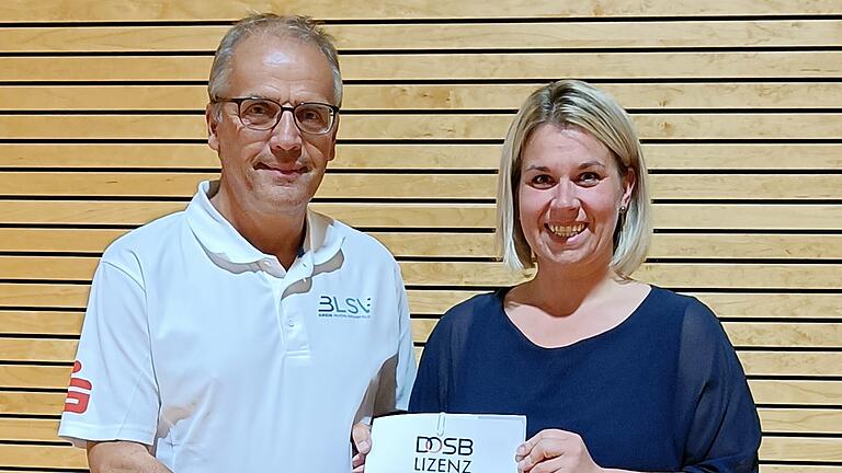 BLSV-Kreisvorsitzender Klaus Greier gratulierte Stephanie Philipp-Schirmer zum Erreichen der DOSB-Lizenz „Vereinsmanagerin B“, die sie in zwei umfangreichen Ausbildungsabschnitten erwarb, und überreichte die Urkunde.