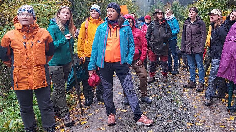 Rund 40 Frauen haben am diesjährigen Treffen der Forstfrauen teilgenommen. Gemeinsam besichtigten sie unter anderem den neuen Naturwald „Irtenberger Wald“. Rund 40 Frauen haben am diesjährigen Treffen der Forstfrauen teilgenommen. Gemeinsam besichtigten sie unter anderem den neuen Naturwald „Irtenberger Wald“.