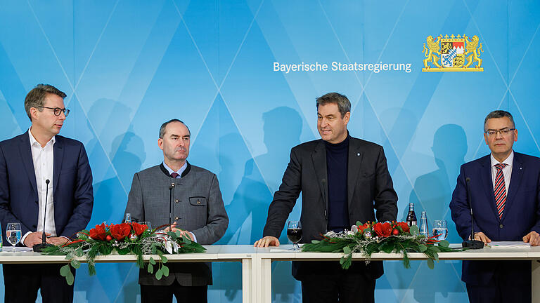 Sitzung bayerisches Kabinett       -  20.12.2022, Bayern, Nürnberg: Markus Söder (2.v.r., CSU), Ministerpräsident von Bayern, spricht im Heimatministerium auf einer Pressekonferenz nach der Kabinettssitzung neben Markus Blume (l, CSU), Wissenschaftsminister von Bayern, Hubert Aiwanger (M, FW), Bayerischer Staatsminister für Wirtschaft, Landesentwicklung und Energie, und Florian Herrmann (CSU), Leiter der bayerischen Staatskanzlei. Es war die letzte Kabinettssitzung für das Jahr 2022. Foto: Daniel Karmann/dpa +++ dpa-Bildfunk +++