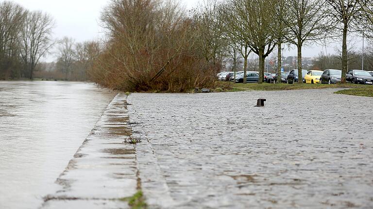 Bei Hochwasser besteht schnell die Gefahr, dass der Parkplatz am Gries in Haßfurt überflutet wird, wie dieses Archivbild aus dem Januar 2022 zeigt.